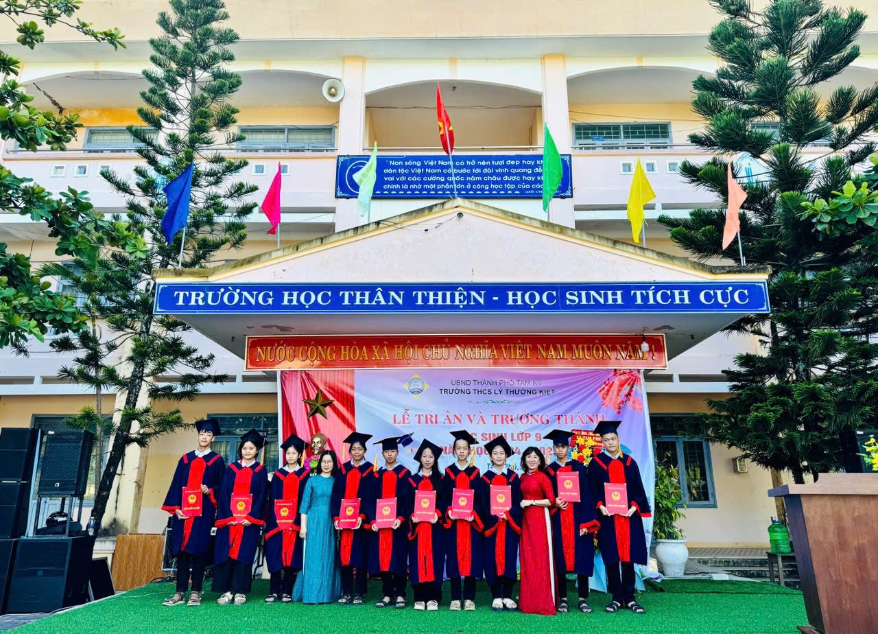 Lễ tri ân và trưởng thành cho học sinh lớp 9 năm học 2024-2025