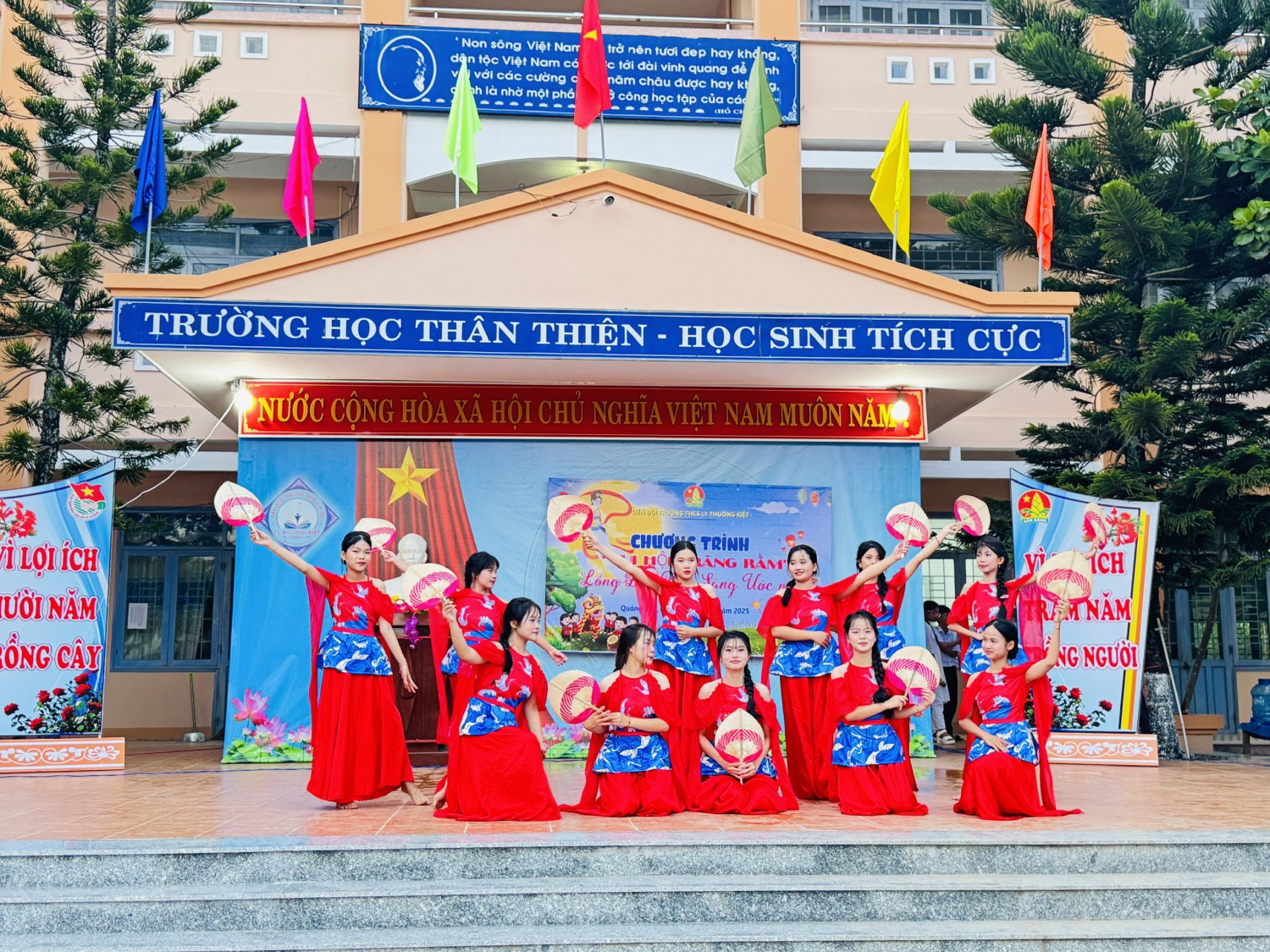 Tổ chức hoạt động Trải nghiệm - Hướng nghiệp “Vui Hội trăng rằm”  Năm học 2025 – 2026