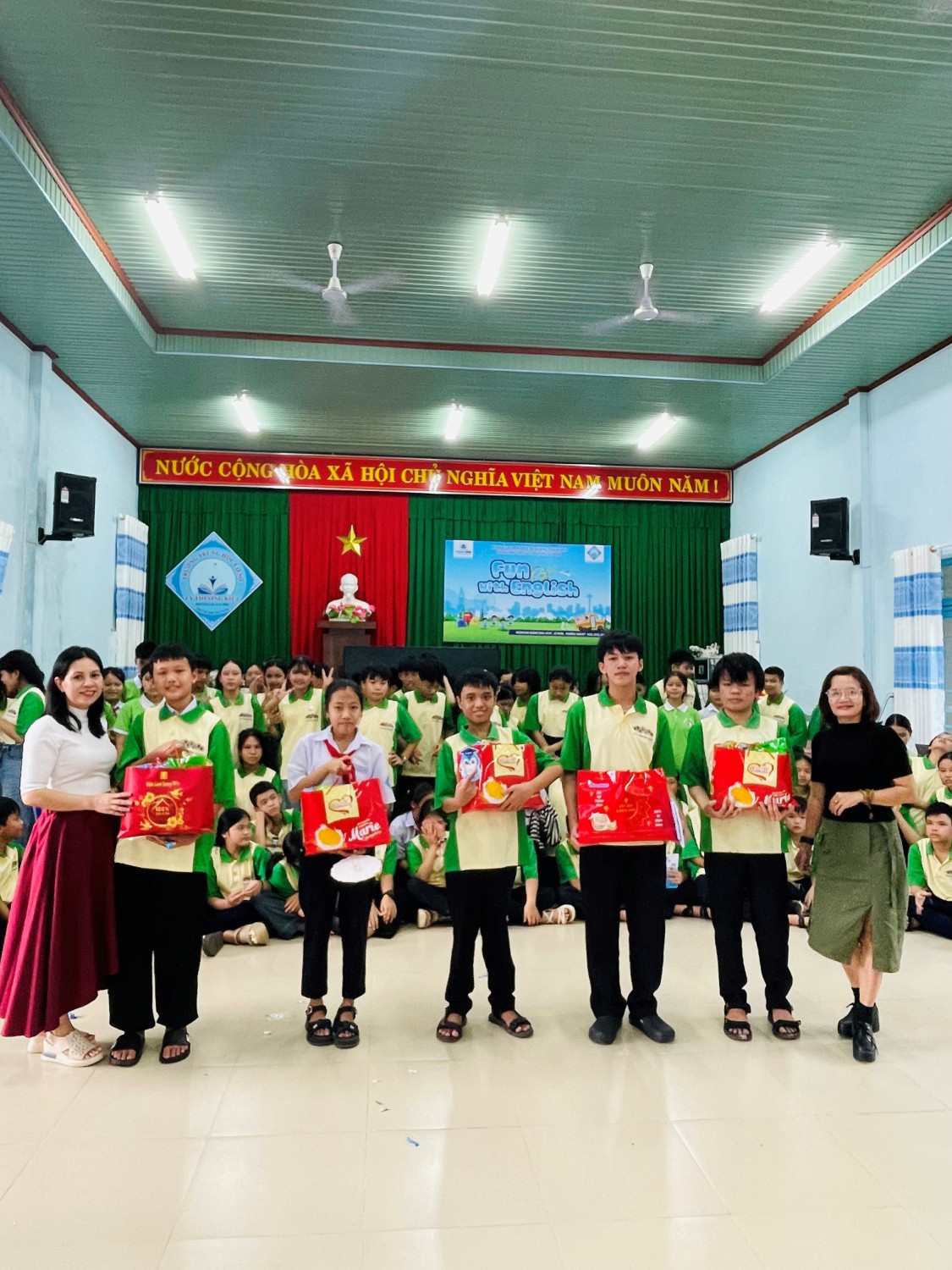 SINH HOẠT “FUN WITH ENGLISH” TÌM HIỂU GIÁNG SINH QUỐC TẾ